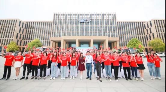 做白色的牛奶，創(chuàng)紅色的企業(yè)，花花牛乳業(yè)集團青春歌會慶祝建黨100周年