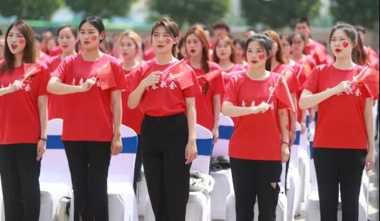 做白色的牛奶，創(chuàng)紅色的企業(yè)，花花牛乳業(yè)集團青春歌會慶祝建黨100周年