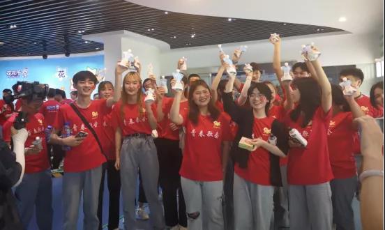 做白色的牛奶，創(chuàng)紅色的企業(yè)，花花牛乳業(yè)集團青春歌會慶祝建黨100周年