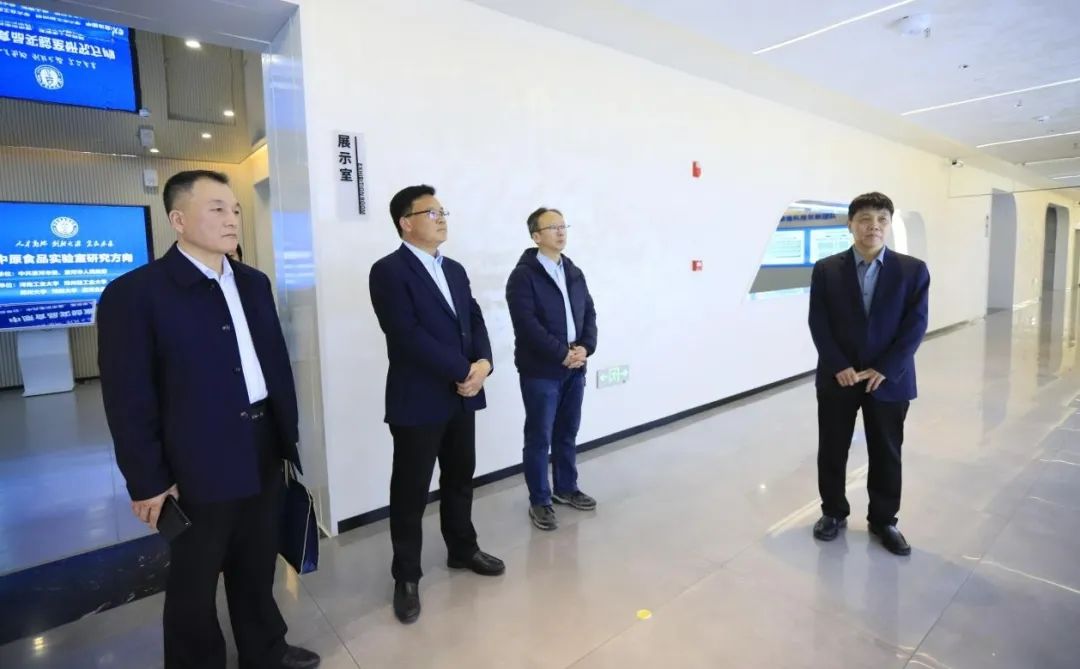 花花牛乳業(yè)集團(tuán)黨委書記、董事長(zhǎng)唐洪峰一行赴中原食品實(shí)驗(yàn)室同中國(guó)工程院院士、中原食品實(shí)驗(yàn)室主任任發(fā)政座談交流