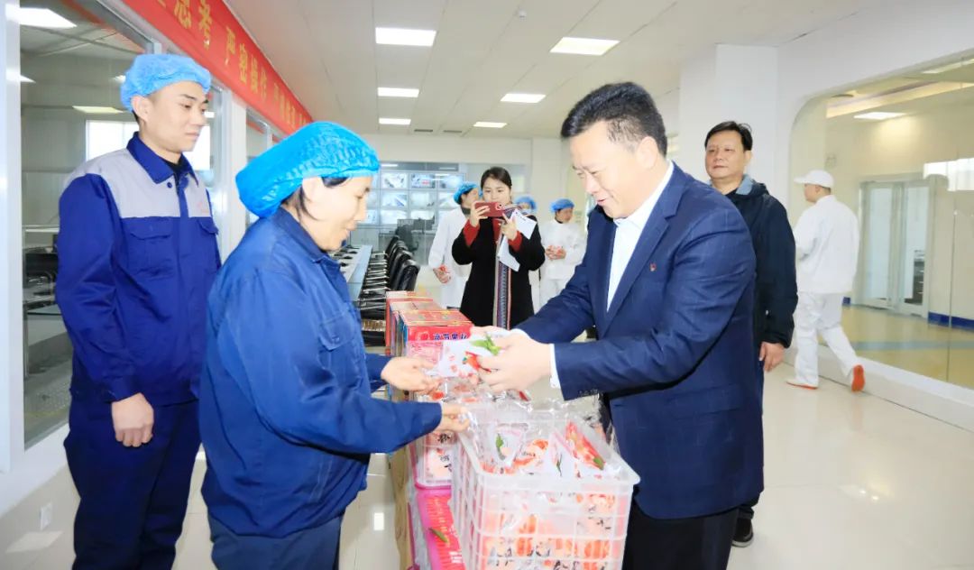 新春慰問(wèn)送關(guān)懷——集團(tuán)黨委書(shū)記、董事長(zhǎng)慰問(wèn)春節(jié)期間堅(jiān)守崗位的一線職工