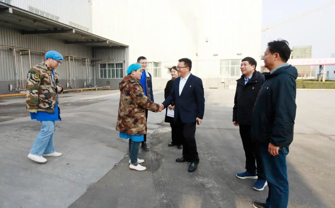 新春慰問(wèn)送關(guān)懷——集團(tuán)黨委書(shū)記、董事長(zhǎng)慰問(wèn)春節(jié)期間堅(jiān)守崗位的一線職工