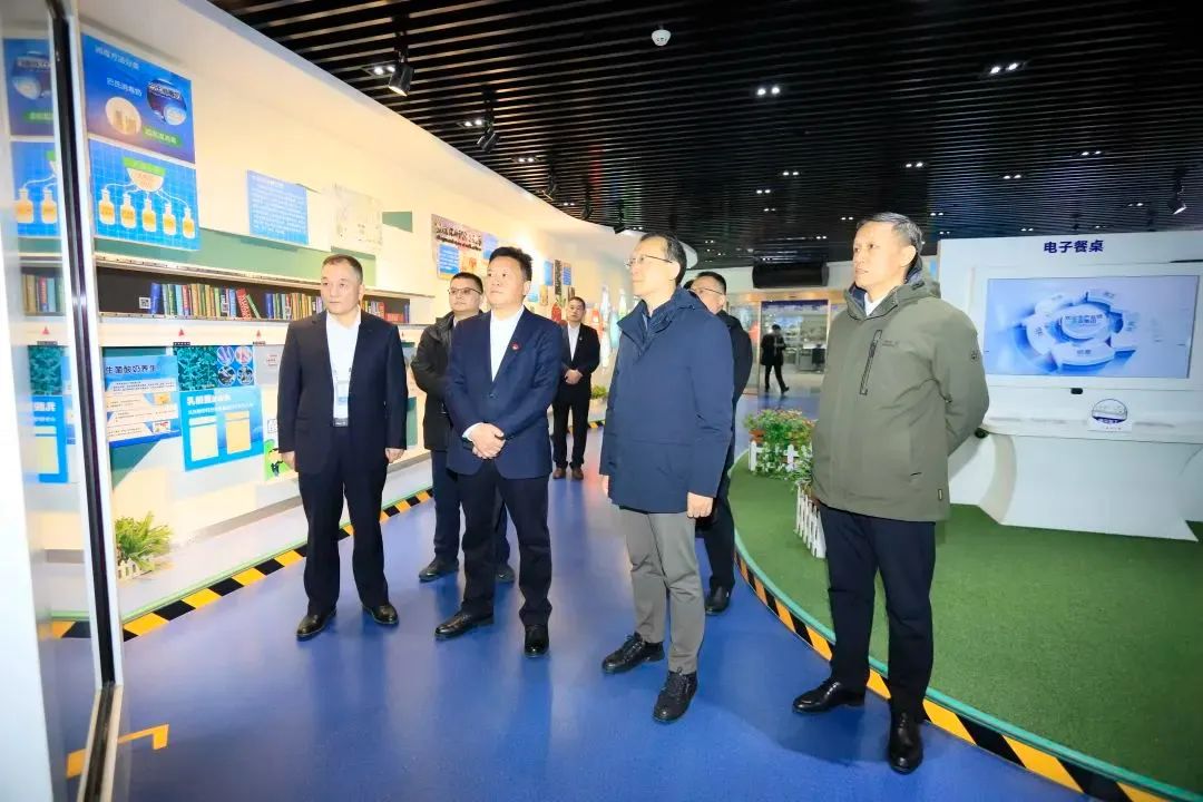 省政府國(guó)資委黨委書記、主任李濤一行到花花牛乳業(yè)集團(tuán)調(diào)研