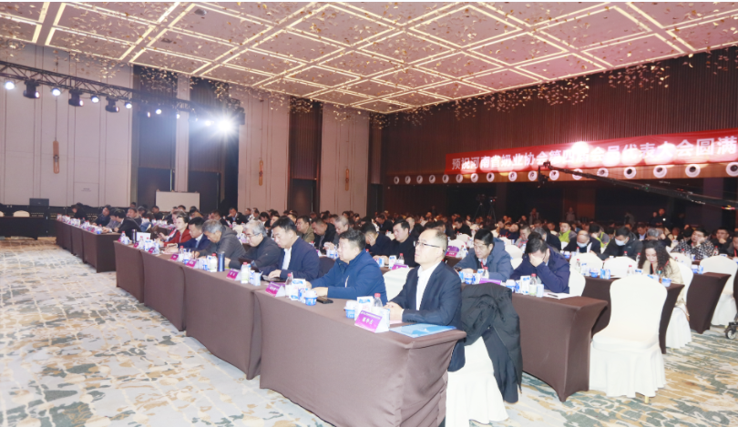 河南奶業(yè)發(fā)展啟航新征程——花花牛乳業(yè)集團(tuán)黨委書(shū)記、董事長(zhǎng)唐洪峰當(dāng)選河南省奶業(yè)協(xié)會(huì)會(huì)長(zhǎng)