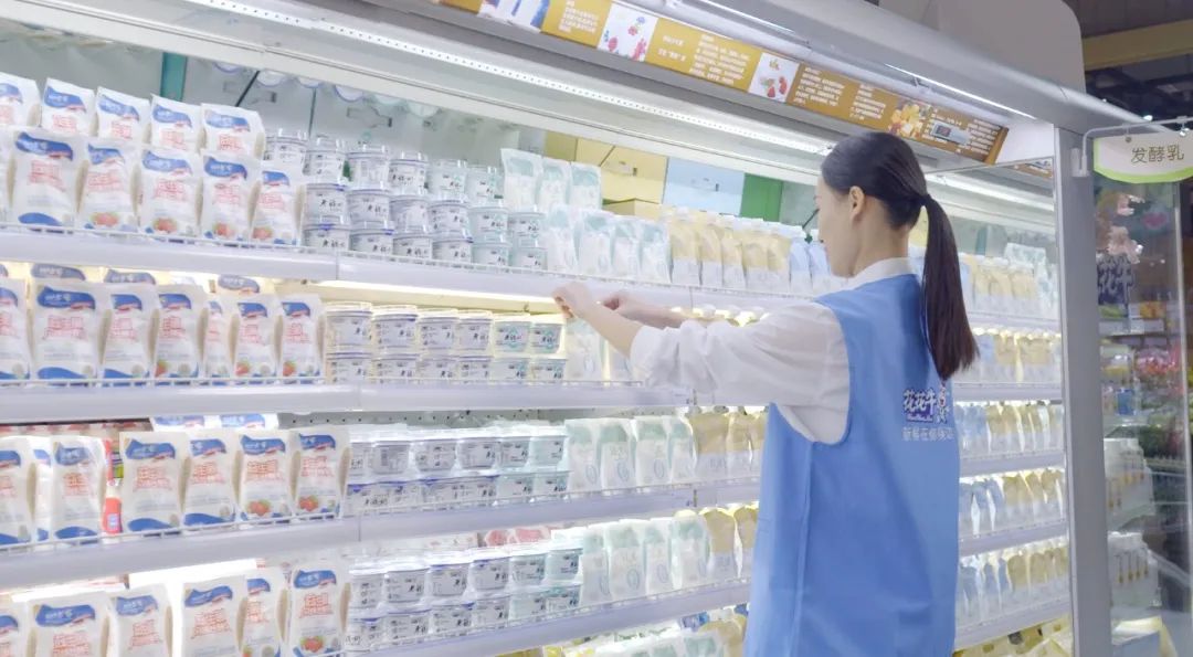 點(diǎn)贊！河南日?qǐng)?bào)要聞02版——報(bào)道花花牛乳業(yè)集團(tuán)鄭州分公司乳制品生產(chǎn)場(chǎng)景，彰顯花花牛乳業(yè)集團(tuán)發(fā)展新活力