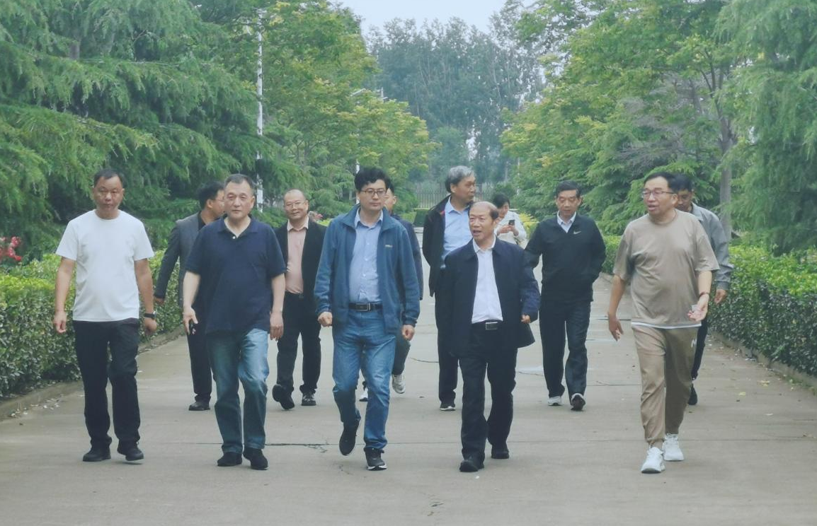 花花牛丨河南農業(yè)大學黨委副書記、校長介曉磊一行蒞臨花花牛河南瑞亞參觀調研
