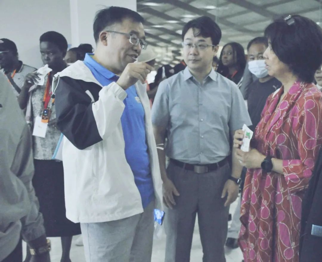 北京大學(xué)南南合作與發(fā)展學(xué)院教授、全球伙伴關(guān)系主任周詠梅一行蒞臨花花牛平輿瑞亞牧業(yè)參觀調(diào)研