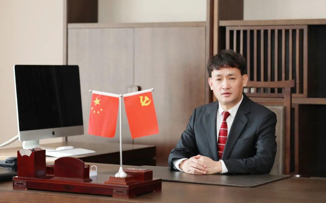 雙雙獲獎 喜事連連｜ 花花牛乳業(yè)集團(tuán)榮獲“河南省知名品牌”獎，董事長關(guān)曉彥榮膺“2022年度品牌人物”