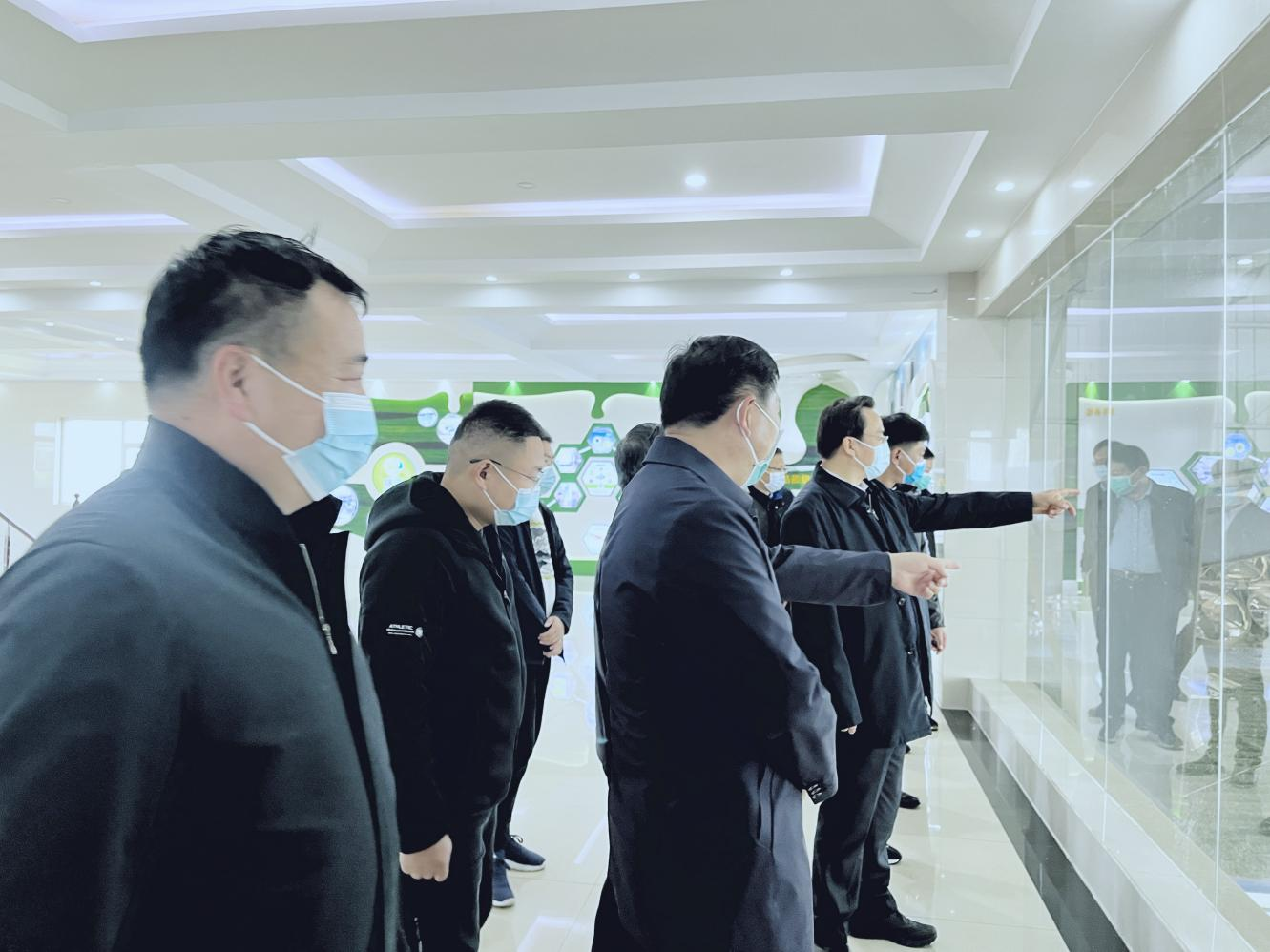 河南省人大常委會黨組書記、副主任孔昌生蒞臨花花牛魯山瑞亞牧場參觀調(diào)研