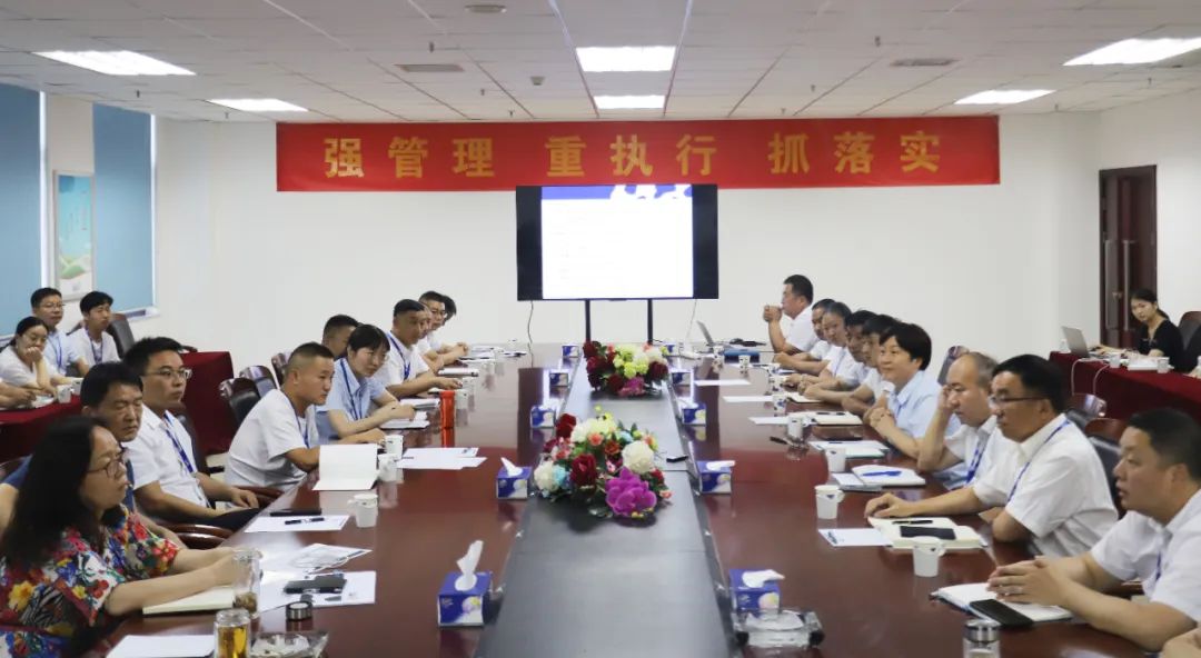 勇?lián)姑な卣齽?chuàng)新｜花花牛乳業(yè)集團(tuán)召開營(yíng)銷、養(yǎng)殖及飼料月度經(jīng)營(yíng)工作會(huì)議