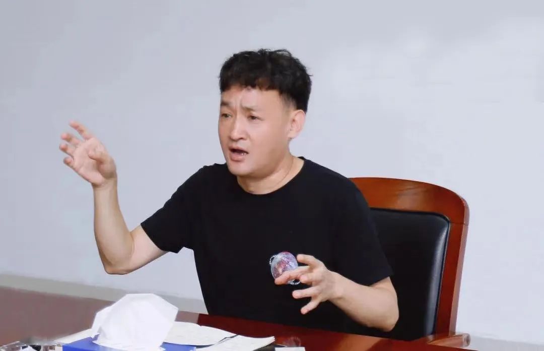 勇?lián)姑な卣齽?chuàng)新｜花花牛乳業(yè)集團(tuán)召開營(yíng)銷、養(yǎng)殖及飼料月度經(jīng)營(yíng)工作會(huì)議