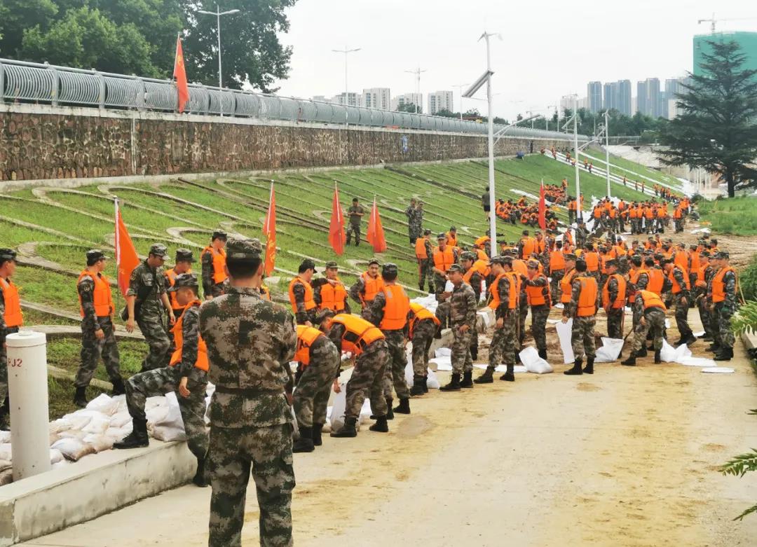 大雨無(wú)情人有情！花花牛乳業(yè)慰問(wèn)常莊水庫(kù)抗洪搶險(xiǎn)官兵