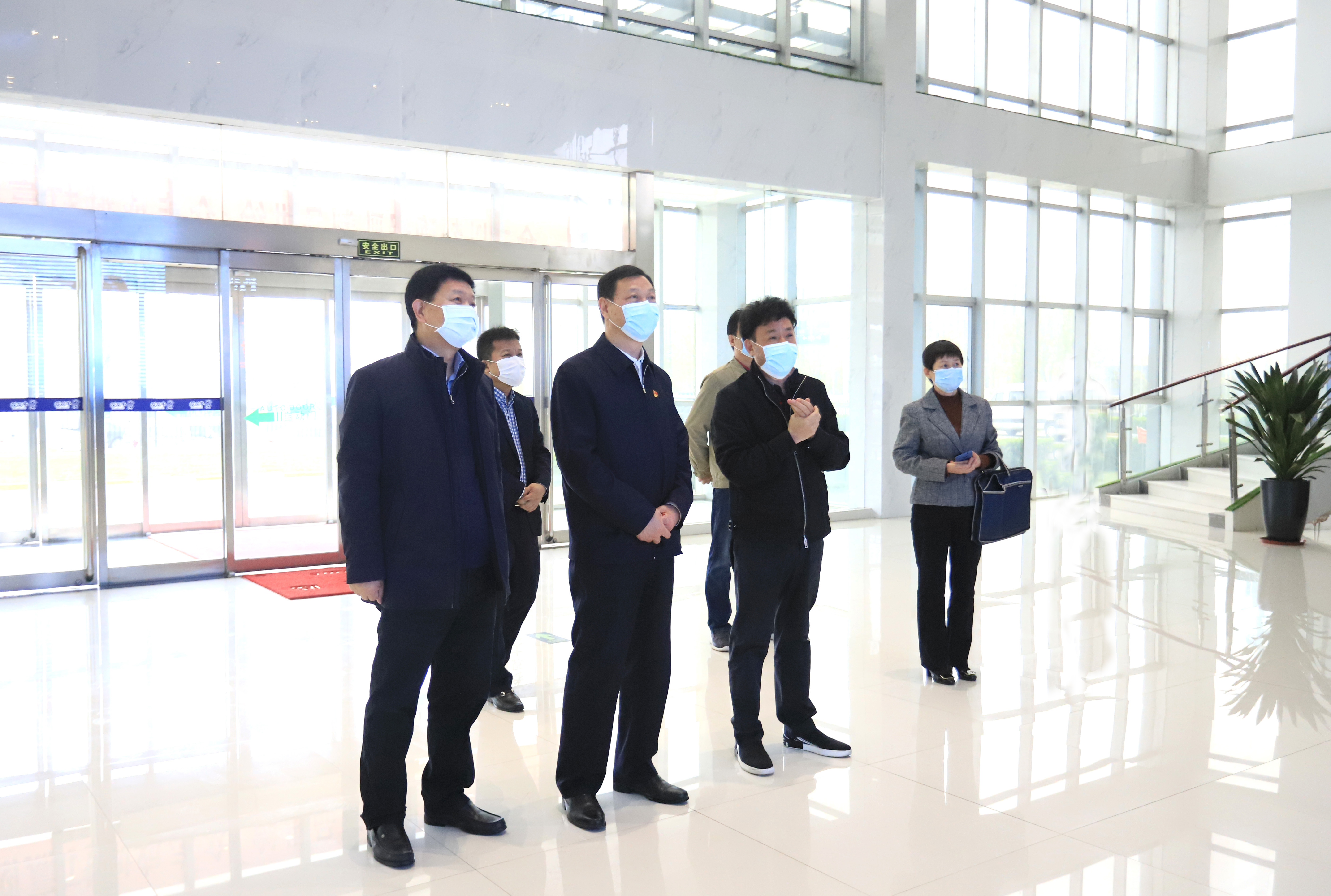 河南省委農(nóng)辦主任、農(nóng)業(yè)農(nóng)村廳廳長(zhǎng)申延平一行調(diào)研河南花花牛乳業(yè)集團(tuán)