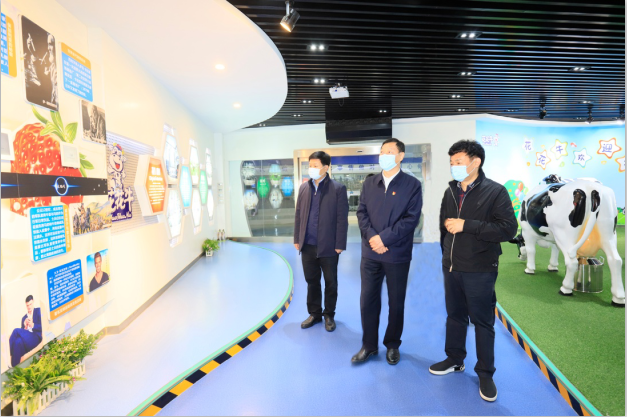 河南省委農(nóng)辦主任、農(nóng)業(yè)農(nóng)村廳廳長(zhǎng)申延平一行調(diào)研河南花花牛乳業(yè)集團(tuán)