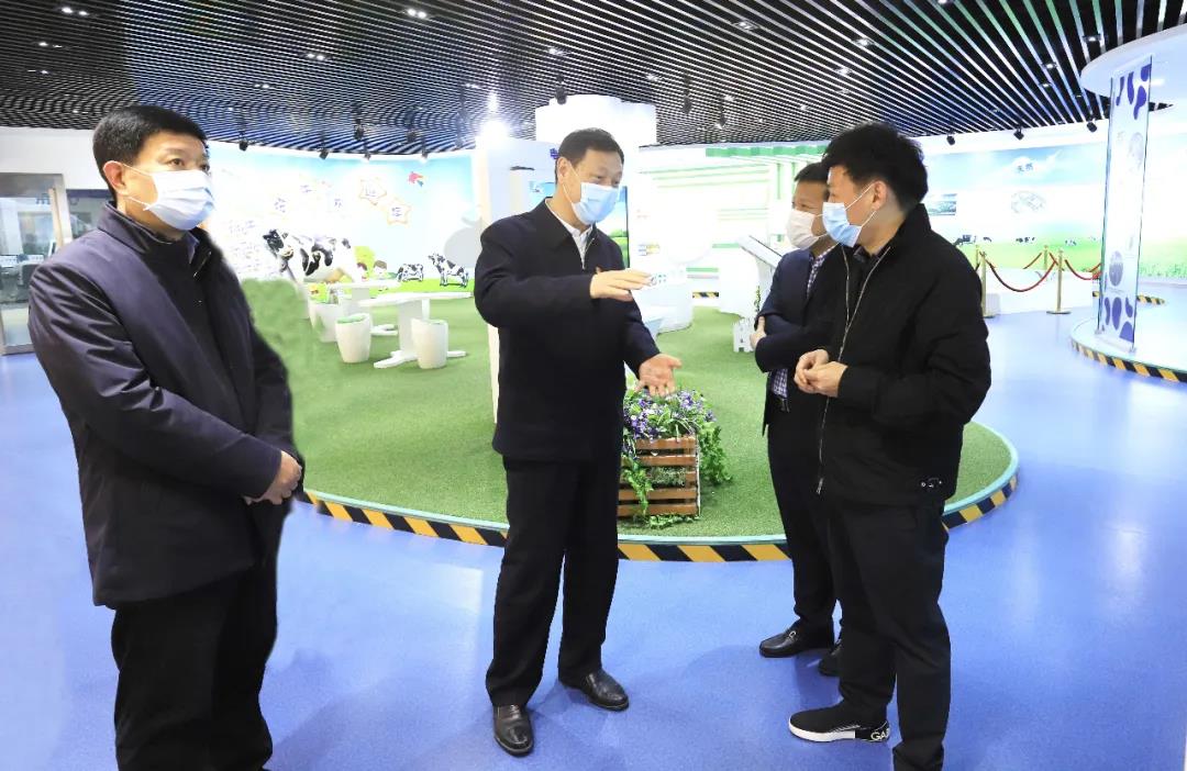 河南省委農(nóng)辦主任、農(nóng)業(yè)農(nóng)村廳廳長(zhǎng)申延平一行調(diào)研河南花花牛乳業(yè)集團(tuán)