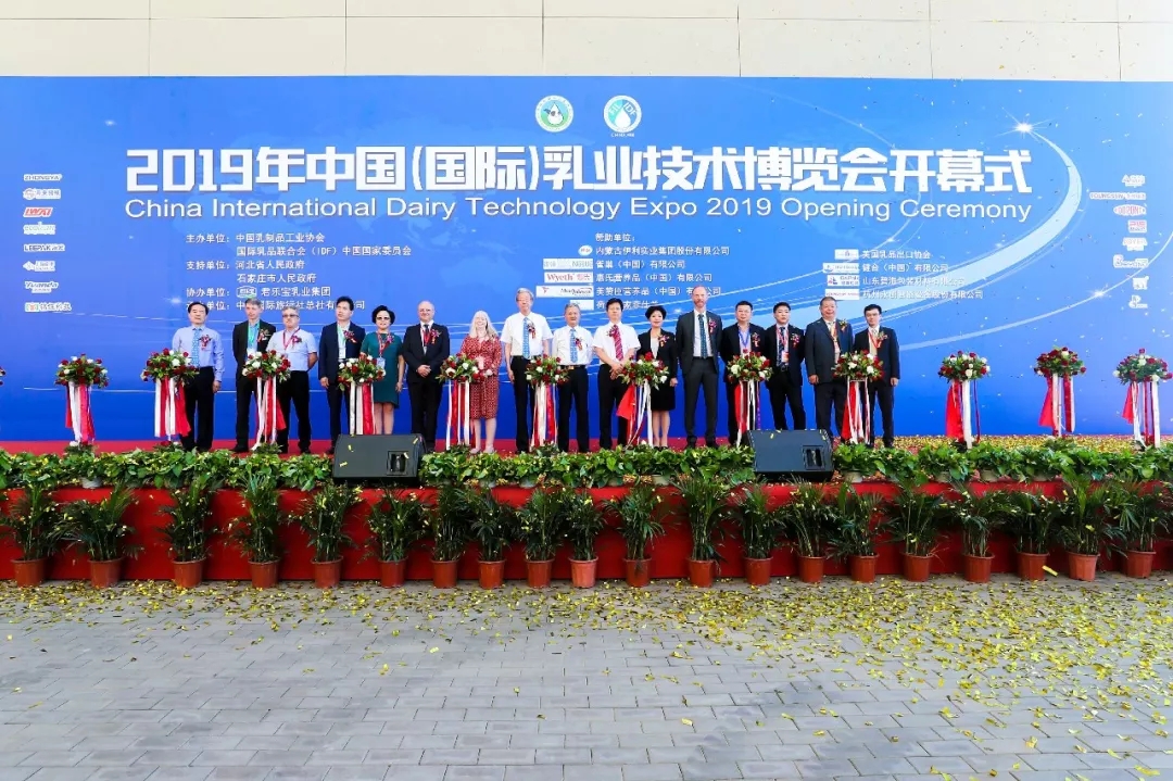 中國乳制品工業(yè)協(xié)會第二十五次年會召開！花花牛總裁董碩峰獲“振興乳業(yè)領(lǐng)軍人”榮譽(yù)稱號