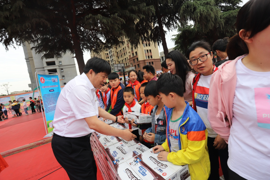 花花牛|六一關(guān)愛兒童，讓愛灑滿人間