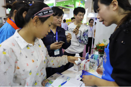 花花牛亮相第30屆中原畜牧業(yè)交易博覽會 花花牛亮相第30屆中原畜牧業(yè)交易博覽會