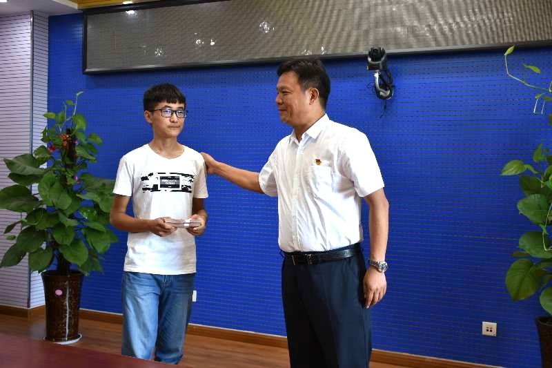 花花牛濟(jì)困解難，助力學(xué)子圓夢(mèng)香江