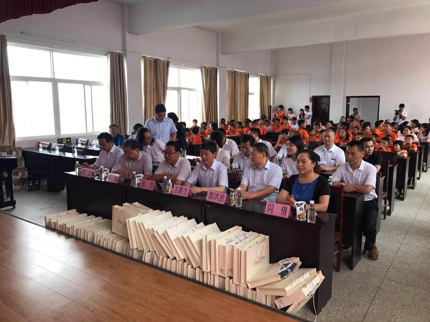 “關(guān)愛(ài)特殊兒童，讓愛(ài)灑滿人間—花花牛乳業(yè)集團(tuán)2018中國(guó)小康牛奶行動(dòng)” 公益助學(xué)泌陽(yáng)捐贈(zèng)儀式