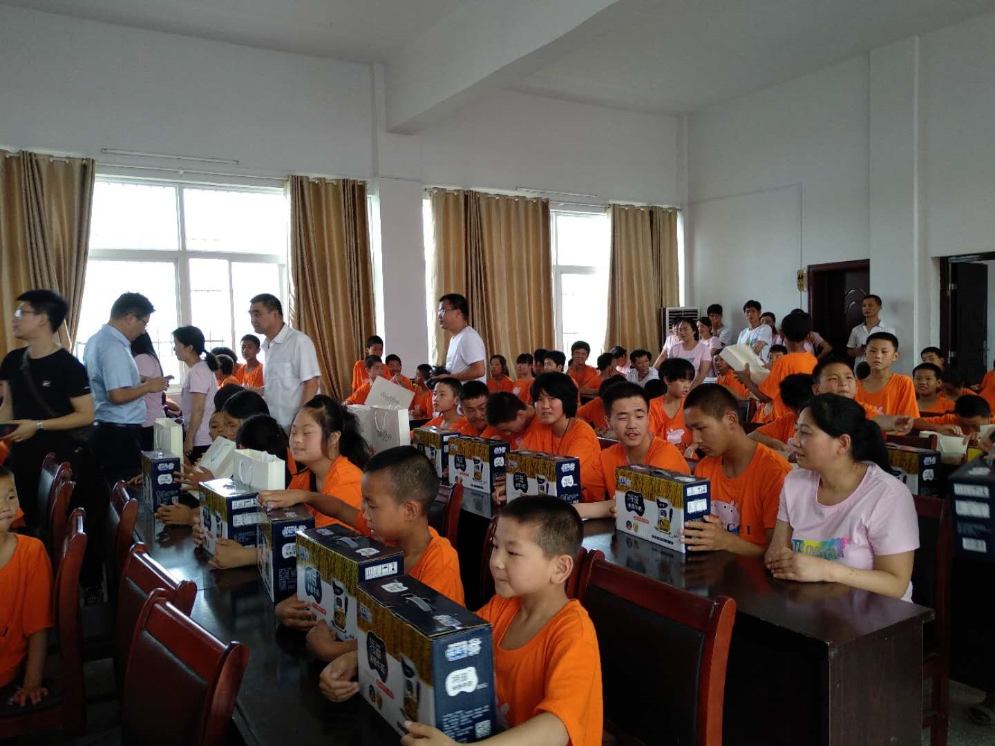 “關(guān)愛(ài)特殊兒童，讓愛(ài)灑滿人間—花花牛乳業(yè)集團(tuán)2018中國(guó)小康牛奶行動(dòng)” 公益助學(xué)泌陽(yáng)捐贈(zèng)儀式