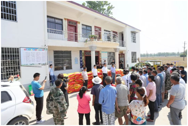 秋種化肥進(jìn)農(nóng)戶 精準(zhǔn)扶貧及時(shí)雨 | 花花牛集團(tuán)精準(zhǔn)扶貧在行動(dòng) 秋種化肥進(jìn)農(nóng)戶 精準(zhǔn)扶貧及時(shí)雨 | 花花牛集團(tuán)精準(zhǔn)扶貧在行動(dòng)