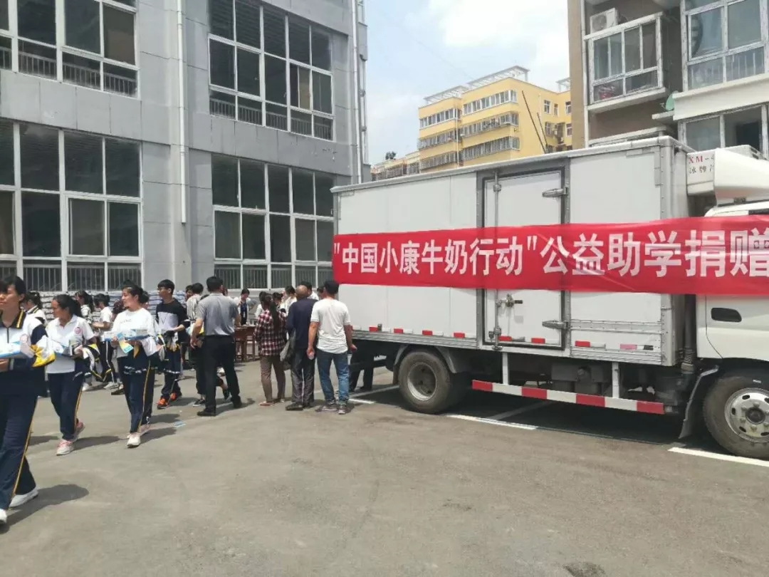 花花牛|捐助教育100萬元！做公益，我們是認真的！