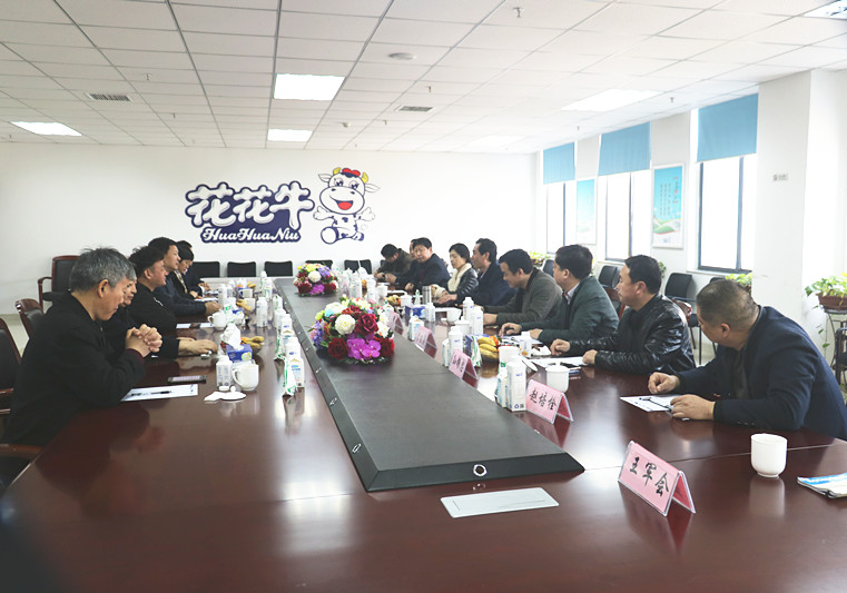 封丘縣縣長(zhǎng)王獻(xiàn)臣一行蒞臨 花花牛集團(tuán)養(yǎng)殖、乳品事業(yè)部參觀調(diào)研