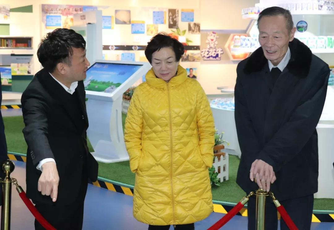 中國奶業(yè)協(xié)會(huì)高鴻賓會(huì)長蒞臨花花牛指導(dǎo)工作 中國奶業(yè)協(xié)會(huì)高鴻賓會(huì)長蒞臨花花牛指導(dǎo)工作