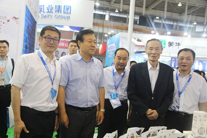 花花牛亮相第八屆中國奶業(yè)大會(huì)，又獲農(nóng)業(yè)部長(zhǎng)一聲贊！