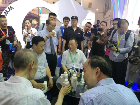 花花牛牛氣沖天！農(nóng)業(yè)部長品嘗“領(lǐng)暢”點(diǎn)贊，又獲國際奶業(yè)平臺青睞