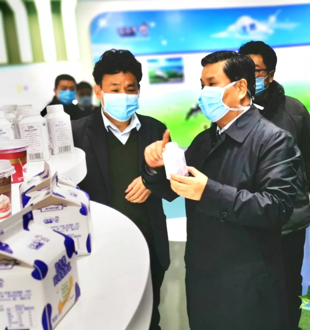 快訊丨河南省副省長武國定蒞臨花花牛乳業(yè)集團調(diào)研重點保障企業(yè)復工復產(chǎn)情況 快訊丨河南省副省長武國定蒞臨花花牛乳業(yè)集團調(diào)研重點保障企業(yè)復工復產(chǎn)情況