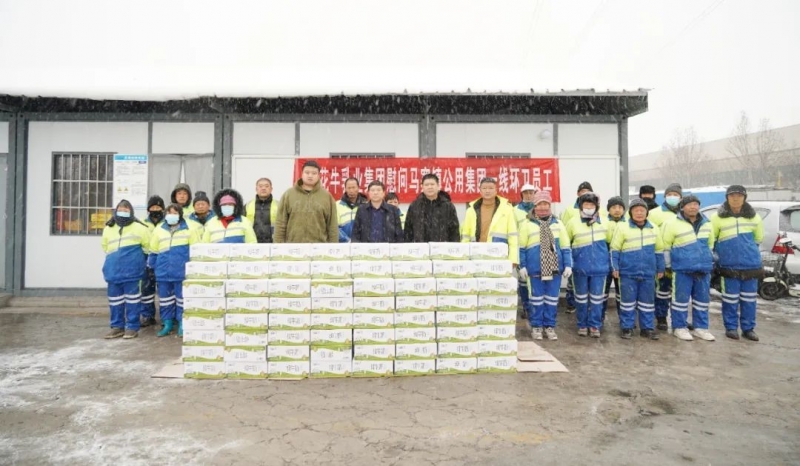 慰問一線環(huán)衛(wèi)工，禮贈新鮮花花牛