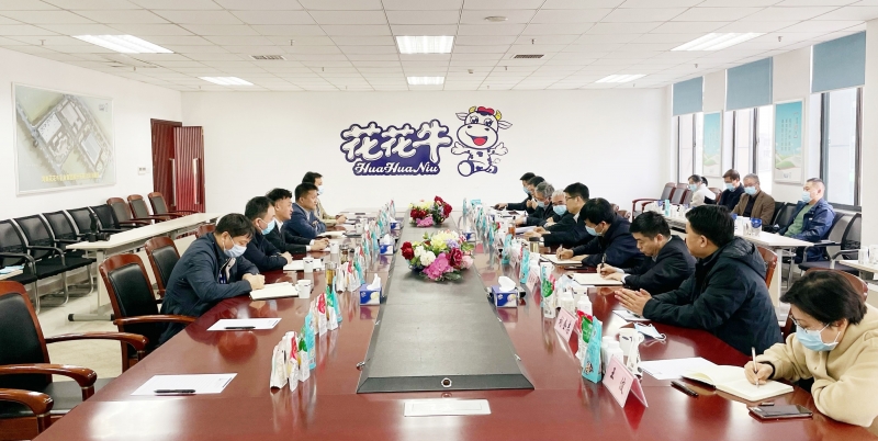河南省委常委、副省長(zhǎng)費(fèi)東斌蒞臨 花花牛乳業(yè)集團(tuán)調(diào)研
