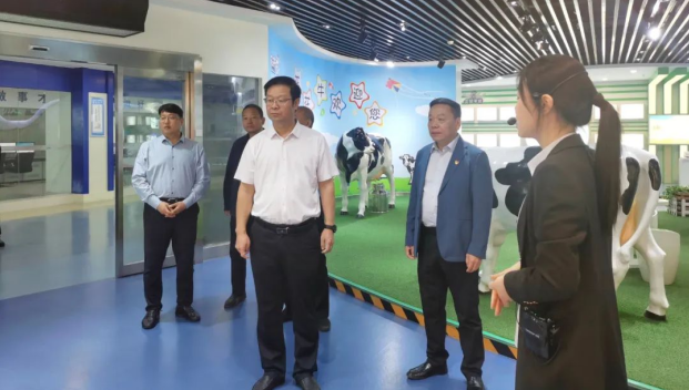 鄭州市人民檢察院黨組書記、代檢察長張道偉一行蒞臨河南花花牛乳業(yè)集團參觀調(diào)研