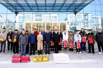 新春佳節(jié)暖人心 堅(jiān)守一線顯擔(dān)當(dāng) ——河南農(nóng)業(yè)投資集團(tuán)黨委委員、副總經(jīng)理兼花花牛乳業(yè)集團(tuán)黨委書(shū)記、董事長(zhǎng)張峰慰問(wèn)花花牛乳業(yè)在崗員工